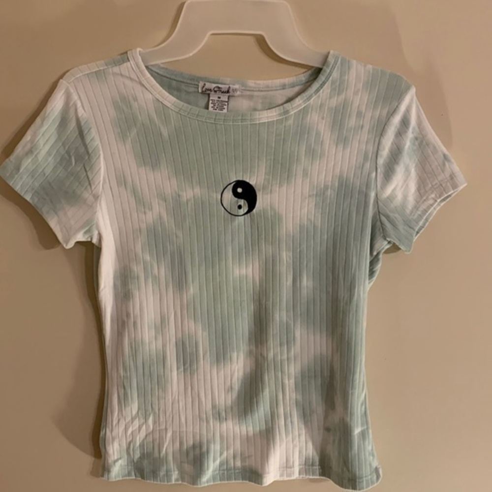 Gently used junior short sleet-shirt, size medium